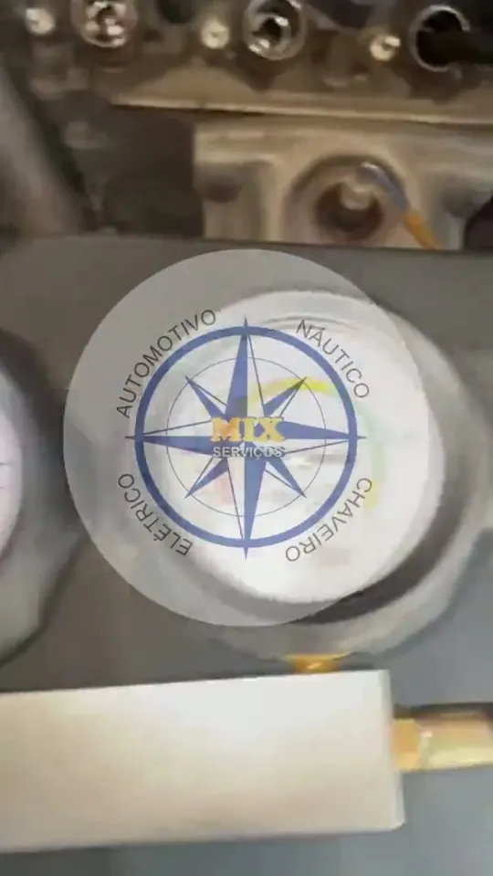 Teste de compressão no terceiro cilindro de um motor