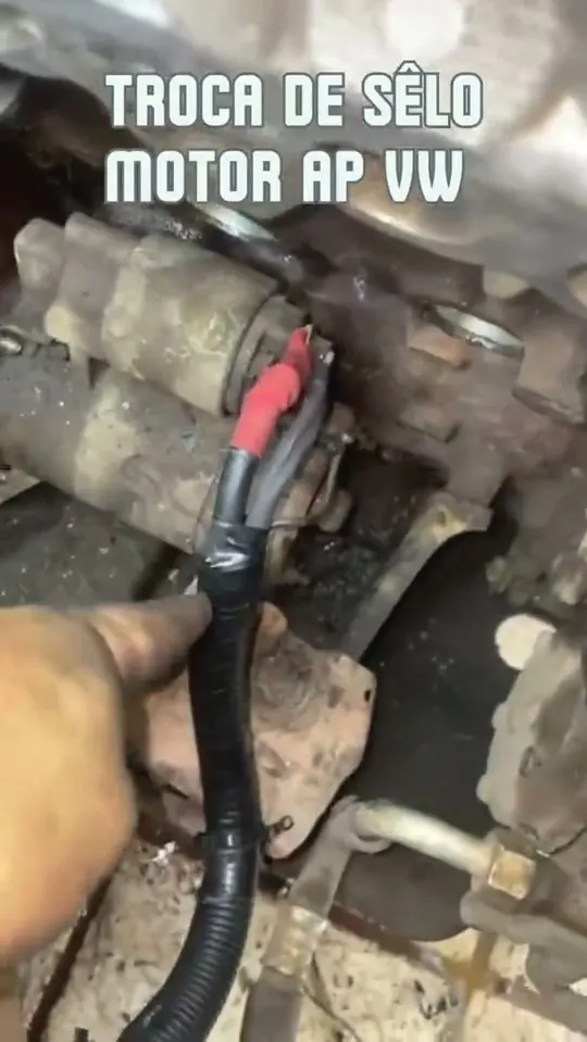 Troca do selo do motor durante reparo na oficina